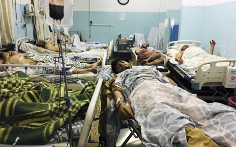 Các lãnh đạo thế giới lên án vụ đánh bom ở Kabul, Mỹ treo cờ rủ - Ảnh 2. Các lãnh đạo thế giới lên án vụ đánh bom ở Kabul, Mỹ treo cờ rủ - Ảnh 2.