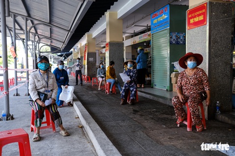 Đà Nẵng mở lại một số chợ bán cho người đi chợ hộ - Ảnh 3. Đà Nẵng mở lại một số chợ bán cho người đi chợ hộ - Ảnh 3.