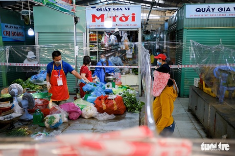Đà Nẵng mở lại một số chợ bán cho người đi chợ hộ - Ảnh 4. Đà Nẵng mở lại một số chợ bán cho người đi chợ hộ - Ảnh 4.