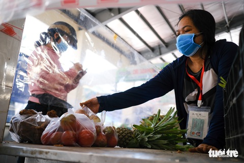 Đà Nẵng mở lại một số chợ bán cho người đi chợ hộ - Ảnh 2. Đà Nẵng mở lại một số chợ bán cho người đi chợ hộ - Ảnh 2.