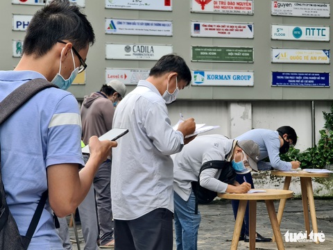 Người đứng kẻ ngồi điền giấy đi đường ở Sở Công thương TP.HCM - Ảnh 6. Người đứng kẻ ngồi điền giấy đi đường ở Sở Công thương TP.HCM - Ảnh 6.
