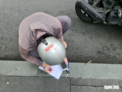 Người đứng kẻ ngồi điền giấy đi đường ở Sở Công thương TP.HCM - Ảnh 5. Người đứng kẻ ngồi điền giấy đi đường ở Sở Công thương TP.HCM - Ảnh 5.