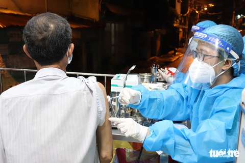 TP.HCM: Đã tiêm hơn 5,6 triệu liều vắc xin, 62.904 F0 đang cách ly tại nhà - Ảnh 1. TP.HCM: Đã tiêm hơn 5,6 triệu liều vắc xin, 62.904 F0 đang cách ly tại nhà - Ảnh 1.