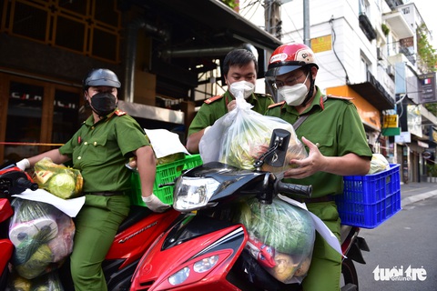 Chiến sĩ công an ‘chốt đơn’ đi chợ giúp dân ngay trong ngày - Ảnh 4. Chiến sĩ công an ‘chốt đơn’ đi chợ giúp dân ngay trong ngày - Ảnh 4.