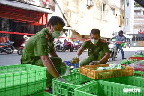 Chiến sĩ công an ‘chốt đơn’ đi chợ giúp dân ngay trong ngày - Ảnh 2. Chiến sĩ công an ‘chốt đơn’ đi chợ giúp dân ngay trong ngày - Ảnh 2.