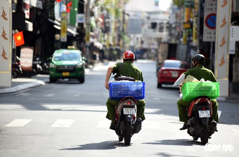 Chiến sĩ công an ‘chốt đơn’ đi chợ giúp dân ngay trong ngày - Ảnh 5. Chiến sĩ công an ‘chốt đơn’ đi chợ giúp dân ngay trong ngày - Ảnh 5.