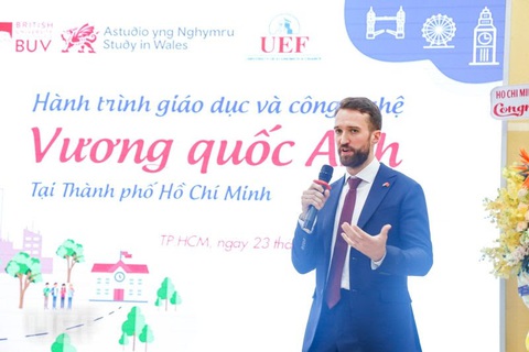 Du học tại chỗ, nhận bằng cử nhân quốc tế ngành Tiếng Anh và Ngôn ngữ học - Ảnh 2. Du học tại chỗ, nhận bằng cử nhân quốc tế ngành Tiếng Anh và Ngôn ngữ học - Ảnh 2.