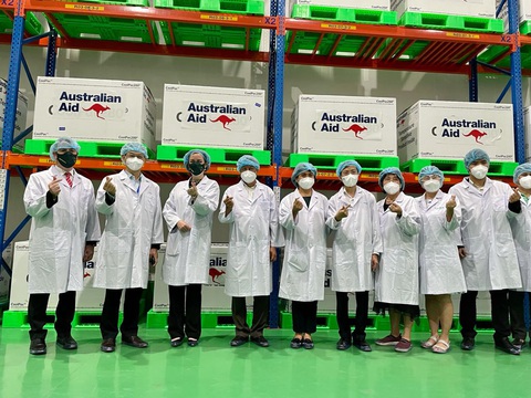 TP.HCM tiếp nhận hơn 400.000 liều vắc xin AstraZeneca của Úc gửi tặng - Ảnh 2. TP.HCM tiếp nhận hơn 400.000 liều vắc xin AstraZeneca của Úc gửi tặng - Ảnh 2.