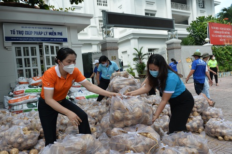 Phụ nữ xắn tay áo trao 6.500 phần quà cho phụ nữ và trẻ em có hoàn cảnh khó khăn - Ảnh 2. Phụ nữ xắn tay áo trao 6.500 phần quà cho phụ nữ và trẻ em có hoàn cảnh khó khăn - Ảnh 2.