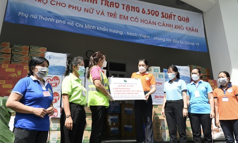 Phụ nữ xắn tay áo trao 6.500 phần quà cho phụ nữ và trẻ em có hoàn cảnh khó khăn - Ảnh 4. Phụ nữ xắn tay áo trao 6.500 phần quà cho phụ nữ và trẻ em có hoàn cảnh khó khăn - Ảnh 4.