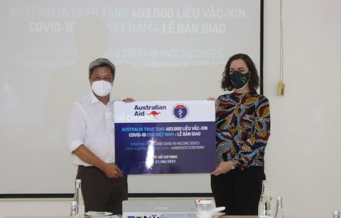 TP.HCM tiếp nhận hơn 400.000 liều vắc xin AstraZeneca của Úc gửi tặng - Ảnh 1. TP.HCM tiếp nhận hơn 400.000 liều vắc xin AstraZeneca của Úc gửi tặng - Ảnh 1.