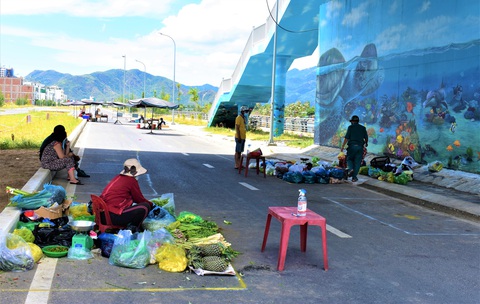Đưa chợ ra phố ở Nha Trang: An toàn, người mua người bán đều thích - Ảnh 2. Đưa chợ ra phố ở Nha Trang: An toàn, người mua người bán đều thích - Ảnh 2.
