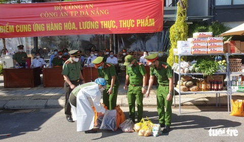 Đà Nẵng mở cửa 30 điểm cung ứng hàng thiết yếu do công an tổ chức, miễn phí rau xanh - Ảnh 2. Đà Nẵng mở cửa 30 điểm cung ứng hàng thiết yếu do công an tổ chức, miễn phí rau xanh - Ảnh 2.