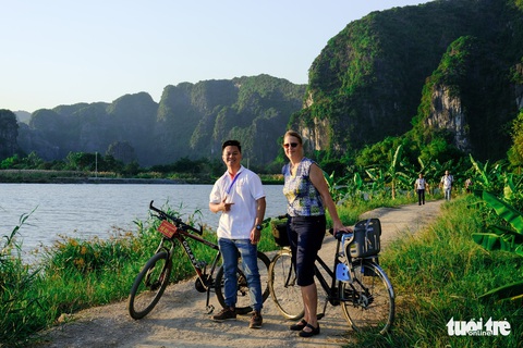 Nhiều hướng dẫn viên du lịch chưa nhận được hỗ trợ do vướng thủ tục - Ảnh 1. Nhiều hướng dẫn viên du lịch chưa nhận được hỗ trợ do vướng thủ tục - Ảnh 1.