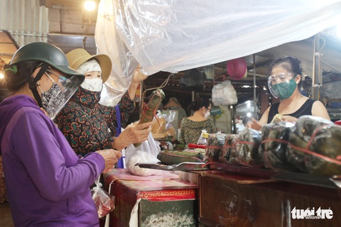 TP Vinh tiêm vắc xin cho tiểu thương để mở lại chợ, An Giang tăng xét nghiệm bóc tách F0 - Ảnh 1. TP Vinh tiêm vắc xin cho tiểu thương để mở lại chợ, An Giang tăng xét nghiệm bóc tách F0 - Ảnh 1.