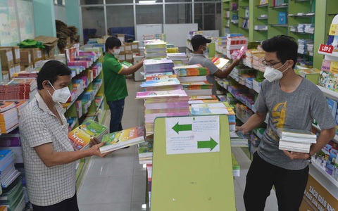 Ưu tiên đưa sách giáo khoa đến học sinh TP.HCM - Ảnh 1. Ưu tiên đưa sách giáo khoa đến học sinh TP.HCM - Ảnh 1.