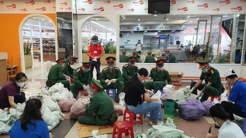 Chuyện về lực lượng đi chợ hộ ở một siêu thị - Ảnh 1. Chuyện về lực lượng đi chợ hộ ở một siêu thị - Ảnh 1.