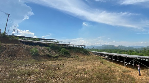 Ủi đồi, núp bóng trang trại làm điện mặt trời - Ảnh 1. Ủi đồi, núp bóng trang trại làm điện mặt trời - Ảnh 1.