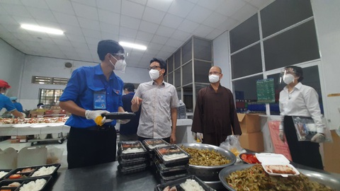 Phó thủ tướng Vũ Đức Đam: Tình nguyện viên tôn giáo như liều thuốc tinh thần cho bệnh nhân COVID-19 - Ảnh 2. Phó thủ tướng Vũ Đức Đam: Tình nguyện viên tôn giáo như liều thuốc tinh thần cho bệnh nhân COVID-19 - Ảnh 2.