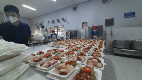 Phó thủ tướng Vũ Đức Đam: Tình nguyện viên tôn giáo như liều thuốc tinh thần cho bệnh nhân COVID-19 - Ảnh 3. Phó thủ tướng Vũ Đức Đam: Tình nguyện viên tôn giáo như liều thuốc tinh thần cho bệnh nhân COVID-19 - Ảnh 3.