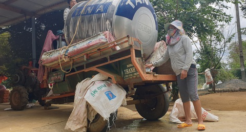 Khô hạn kéo dài, dân phải mua nước sinh hoạt giá 50.000 đồng/m3 - Ảnh 1. Khô hạn kéo dài, dân phải mua nước sinh hoạt giá 50.000 đồng/m3 - Ảnh 1.