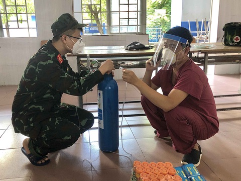 Theo bệnh viện lưu động đến tận nhà F0 - Ảnh 3. Theo bệnh viện lưu động đến tận nhà F0 - Ảnh 3.