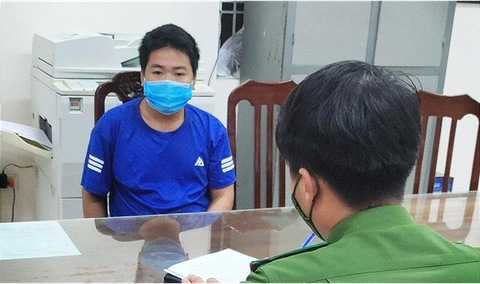 Dùng dao, kéo đâm công an rồi nằm ăn vạ, vu khống công an đánh người - Ảnh 1. Dùng dao, kéo đâm công an rồi nằm ăn vạ, vu khống công an đánh người - Ảnh 1.