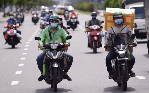Shipper lúng túng với chuyện xét nghiệm mỗi ngày từ 5-6h sáng khi giao hàng vùng đỏ - Ảnh 1. Shipper lúng túng với chuyện xét nghiệm mỗi ngày từ 5-6h sáng khi giao hàng vùng đỏ - Ảnh 1.