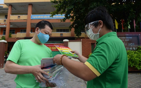 Đoàn thanh niên giúp đưa sách giáo khoa và đồ dùng học tập đến từng nhà học sinh - Ảnh 1. Đoàn thanh niên giúp đưa sách giáo khoa và đồ dùng học tập đến từng nhà học sinh - Ảnh 1.