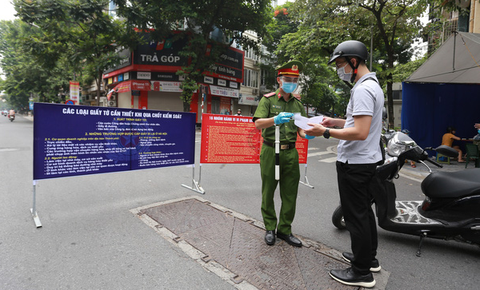 Hà Nội giao công an nghiên cứu quy định mới về cấp, sử dụng giấy đi đường - Ảnh 1. Hà Nội giao công an nghiên cứu quy định mới về cấp, sử dụng giấy đi đường - Ảnh 1.