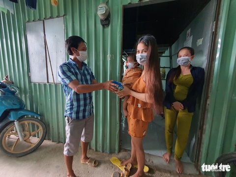 Người dân phường Phú Hữu ra đường vì chưa nhận được tiền hỗ trợ đã được hỗ trợ - Ảnh 2. Người dân phường Phú Hữu ra đường vì chưa nhận được tiền hỗ trợ đã được hỗ trợ - Ảnh 2.