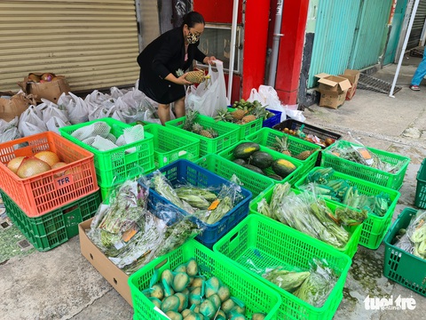 Sau 7 ngày giãn cách nghiêm, bà con ra siêu thị vỉa hè mua sạch rau củ - Ảnh 4. Sau 7 ngày giãn cách nghiêm, bà con ra siêu thị vỉa hè mua sạch rau củ - Ảnh 4.