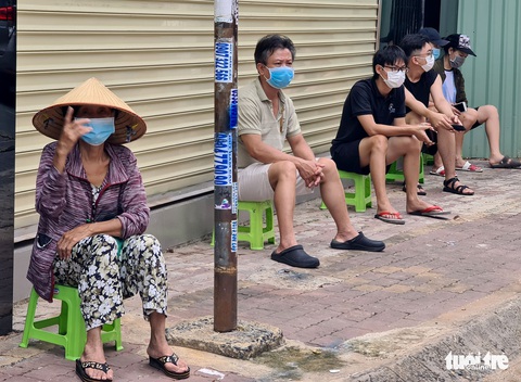 Sau 7 ngày giãn cách nghiêm, bà con ra siêu thị vỉa hè mua sạch rau củ - Ảnh 3. Sau 7 ngày giãn cách nghiêm, bà con ra siêu thị vỉa hè mua sạch rau củ - Ảnh 3.
