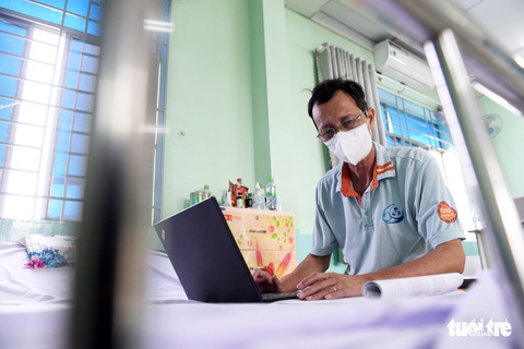 Bệnh viện mở nhạc, F0 hào hứng tập thể dục, ai cũng vui vẻ, lạc quan - Ảnh 4. Bệnh viện mở nhạc, F0 hào hứng tập thể dục, ai cũng vui vẻ, lạc quan - Ảnh 4.