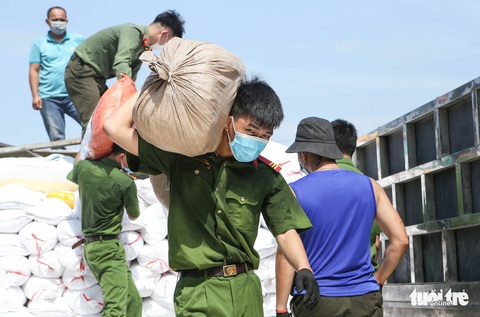 Hàng trăm tấn gạo, bí ngô, bí đỏ ‘tự trồng’ của Sơn La, Bắc Kạn gửi tặng miền Nam - Ảnh 1. Hàng trăm tấn gạo, bí ngô, bí đỏ ‘tự trồng’ của Sơn La, Bắc Kạn gửi tặng miền Nam - Ảnh 1.