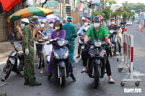 Người đi đường TP.HCM khai báo di chuyển nội địa trở lại - Ảnh 3. Người đi đường TP.HCM khai báo di chuyển nội địa trở lại - Ảnh 3.