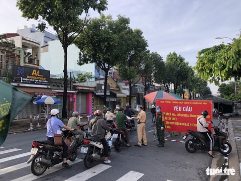Người đi đường TP.HCM khai báo di chuyển nội địa trở lại - Ảnh 4. Người đi đường TP.HCM khai báo di chuyển nội địa trở lại - Ảnh 4.