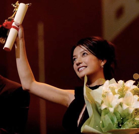 Triệu Vy bị thu hồi giải thưởng, danh hiệu, chính thức rút khỏi giới giải trí - Ảnh 2. Triệu Vy bị thu hồi giải thưởng, danh hiệu, chính thức rút khỏi giới giải trí - Ảnh 2.