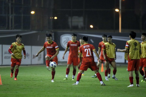 Đội tuyển Việt Nam tập dưới nhiệt độ 43 độ C - Ảnh 2. Đội tuyển Việt Nam tập dưới nhiệt độ 43 độ C - Ảnh 2.