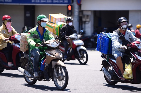Shipper rối với quy định xét nghiệm mỗi ngày - Ảnh 1. Shipper rối với quy định xét nghiệm mỗi ngày - Ảnh 1.