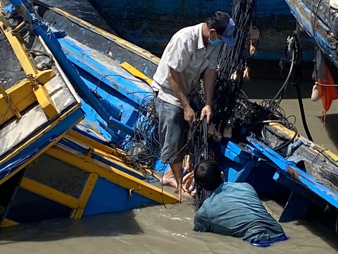 Nước sông Dinh đổ về cuồn cuộn, ghe cá La Gi chìm hàng loạt - Ảnh 1. Nước sông Dinh đổ về cuồn cuộn, ghe cá La Gi chìm hàng loạt - Ảnh 1.