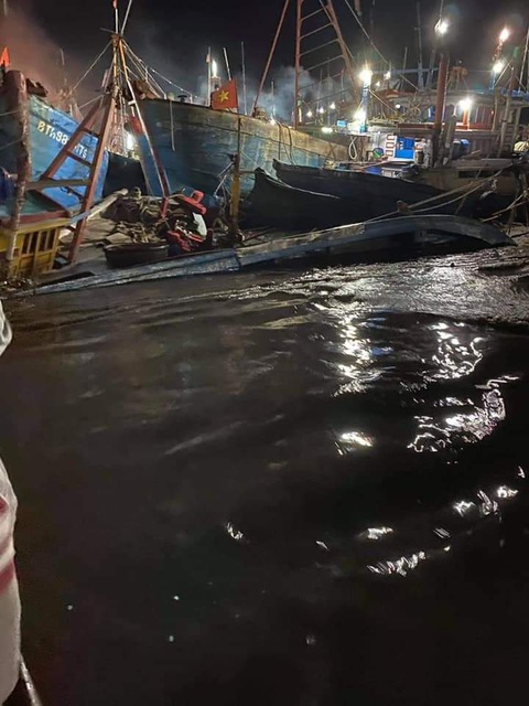 Nước sông Dinh đổ về cuồn cuộn, ghe cá La Gi chìm hàng loạt - Ảnh 3. Nước sông Dinh đổ về cuồn cuộn, ghe cá La Gi chìm hàng loạt - Ảnh 3.