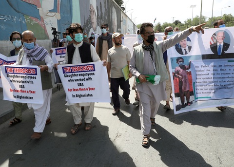 Thêm hàng ngàn người Afghanistan có thể di cư tới Mỹ, tránh bị Taliban báo thù - Ảnh 1. Thêm hàng ngàn người Afghanistan có thể di cư tới Mỹ, tránh bị Taliban báo thù - Ảnh 1.