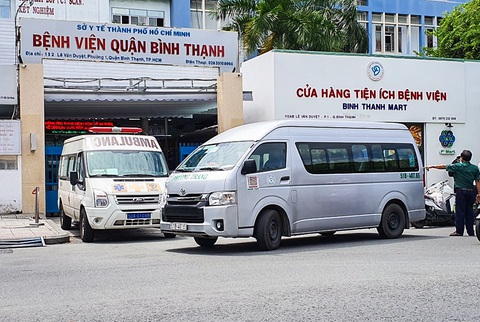 TP.HCM hoán cải xe khách 15 chỗ thành xe chở bệnh nhân COVID-19 - Ảnh 1. TP.HCM hoán cải xe khách 15 chỗ thành xe chở bệnh nhân COVID-19 - Ảnh 1.