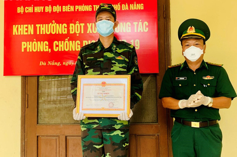 Người lính trong bức hình ‘Má đừng ngại, cứ ôm lấy con’: Đó là tình thương - Ảnh 2. Người lính trong bức hình ‘Má đừng ngại, cứ ôm lấy con’: Đó là tình thương - Ảnh 2.