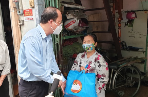 Phó bí thư Thành ủy TP.HCM thăm và tặng quà người dân khó khăn - Ảnh 3. Phó bí thư Thành ủy TP.HCM thăm và tặng quà người dân khó khăn - Ảnh 3.
