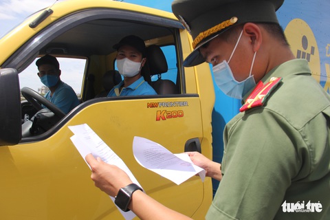 Cấp giấy thông hành qua mặt chốt chống dịch, Đà Nẵng siết mục đích ra đường - Ảnh 1. Cấp giấy thông hành qua mặt chốt chống dịch, Đà Nẵng siết mục đích ra đường - Ảnh 1.