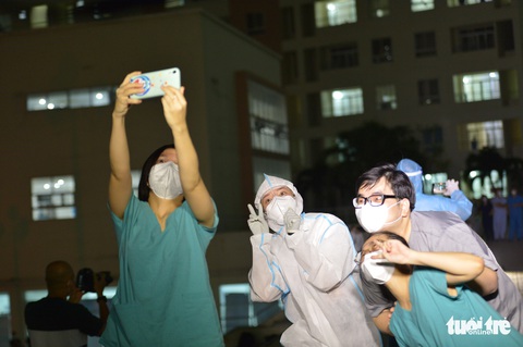 Cẩm Vân, Tóc Tiên, Lê Minh... hát ở Bệnh viện dã chiến số 11 tại Thủ Đức - Ảnh 10. Cẩm Vân, Tóc Tiên, Lê Minh... hát ở Bệnh viện dã chiến số 11 tại Thủ Đức - Ảnh 10.