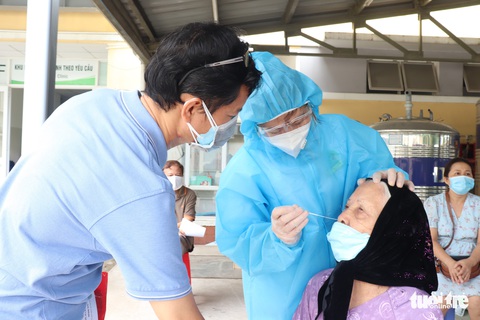 HỎI - ĐÁP về dịch COVID-19: Đi tiêm vắc xin, sao nơi phải xét nghiệm, nơi không? - Ảnh 1. HỎI - ĐÁP về dịch COVID-19: Đi tiêm vắc xin, sao nơi phải xét nghiệm, nơi không? - Ảnh 1.
