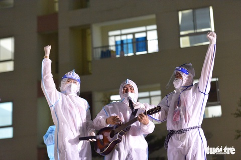 Cẩm Vân, Tóc Tiên, Lê Minh... hát ở Bệnh viện dã chiến số 11 tại Thủ Đức - Ảnh 3. Cẩm Vân, Tóc Tiên, Lê Minh... hát ở Bệnh viện dã chiến số 11 tại Thủ Đức - Ảnh 3.